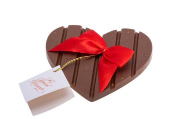 Beyaz arka planda izole edilmiş çikolata kalp