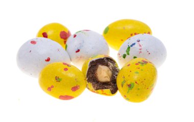 Beyaz arkaplanda fındık izole edilmiş renkli dragee