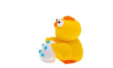 Beyaz arka planda izole edilmiş Paskalya dekorlu şeker tavukları