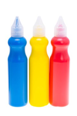 Beyaz arka planda izole edilmiş bir şişedeki renkli boya.