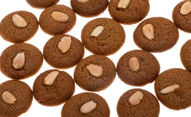 Beyaz arkaplanda izole edilmiş bademli çerezler