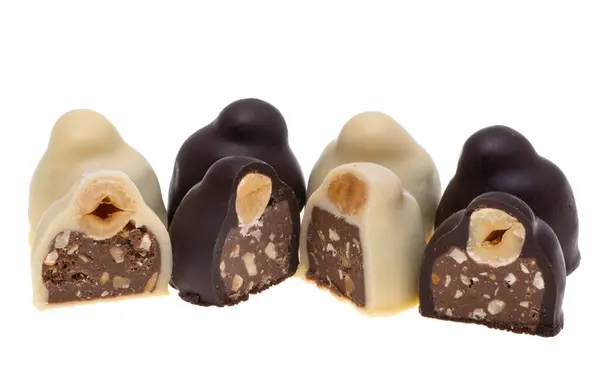 Schokoladenbonbons Mit Haselnüssen Isoliert Auf Weißem Hintergrund Stockfoto