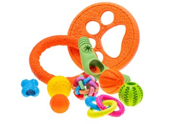 köpek oyuncakları beyaz arkaplanda izole
