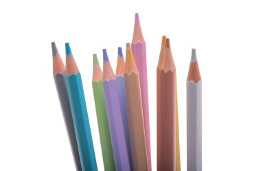 Beyaz arkaplanda izole edilmiş renkli kalemler