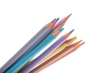 Beyaz arkaplanda izole edilmiş renkli kalemler