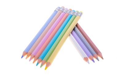 Beyaz arkaplanda izole edilmiş renkli kalemler