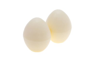 Beyaz arka planda beyaz çikolatalı yumurta