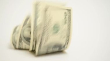 Arka planda 100 dolarlık banknotlar
