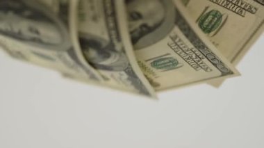 Arka planda 100 dolarlık banknotlar