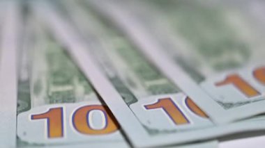 Arka planda 100 dolarlık banknotlar