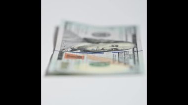 Arka planda 100 dolarlık banknotlar