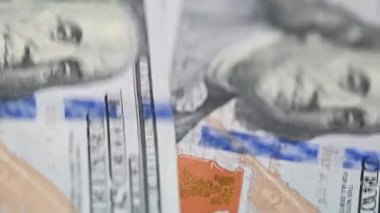 Arka planda 100 dolarlık banknotlar