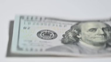 Arka planda 100 dolarlık banknotlar