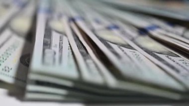 Arka planda 100 dolarlık banknotlar