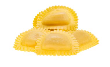 İtalyan mantısı beyaz arka planda izole edilmiş.