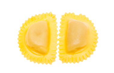 İtalyan mantısı beyaz arka planda izole edilmiş.