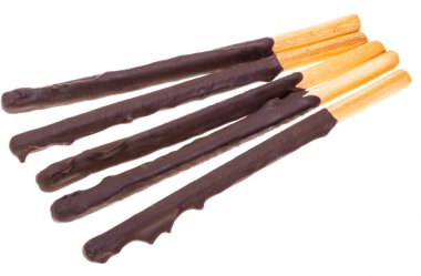 Beyaz arka plan üzerinde izole çikolata bisküvi sopa