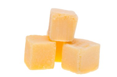 Beyaz arkaplanda izole edilmiş peynir küpleri