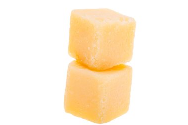 Beyaz arkaplanda izole edilmiş peynir küpleri