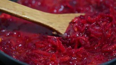 Soğan, havuç ve domates suyu ile pancar kızartma tavasında kızartılır.