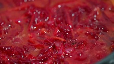 Soğan, havuç ve domates suyu ile pancar kızartma tavasında kızartılır.