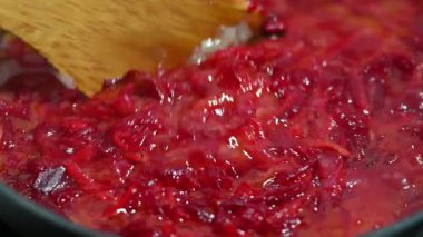 Soğan, havuç ve domates suyu ile pancar kızartma tavasında kızartılır.