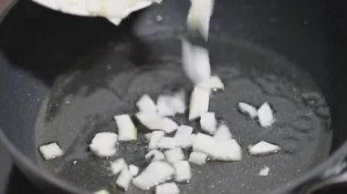Kızartma tavasında kızarmış soğan.