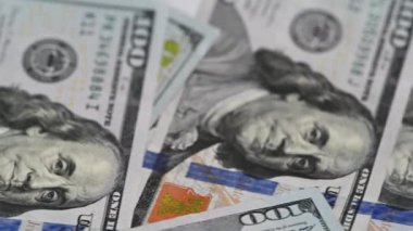 100 dolarlık banknotların arka planı. 100 dolarlık banknotların arka planı. Kapat.