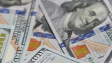 100 dolarlık banknotların arka planı. 100 dolarlık banknotların arka planı. Kapat.