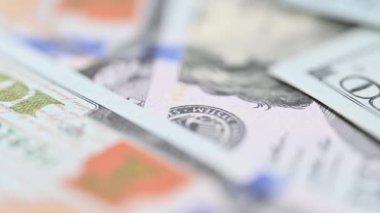 100 dolarlık banknotların arka planı. 100 dolarlık banknotların arka planı. Kapat.