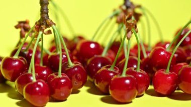 Kirazlar su damlacıklarıyla yakın plan