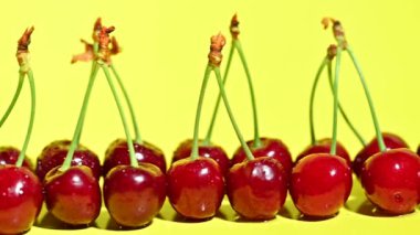 Kirazlar su damlacıklarıyla yakın plan