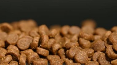 Koyu bir arka planda köpek maması.