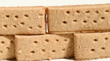 Zencefilli kurabiyeler beyaz arkaplanda yakın plan