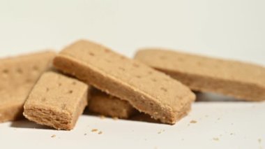 Zencefilli kurabiyeler beyaz arkaplanda yakın plan