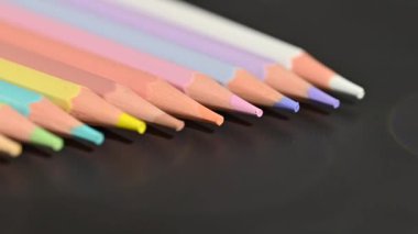 renkli kalemler eğitim için kapatılıyor