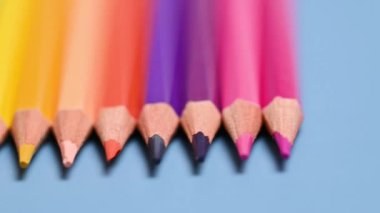 Mavi arka planda renkli kalemlerin güzel videosu