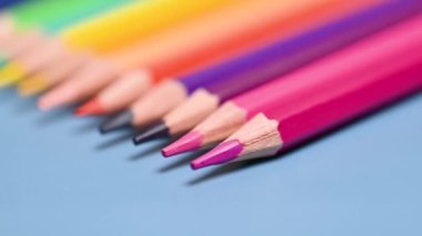 Mavi arka planda renkli kalemlerin güzel videosu