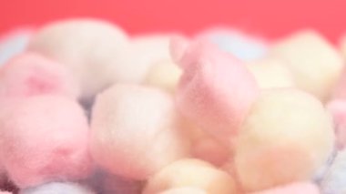 Kırmızı arkaplanda pamuk topları yakın plan