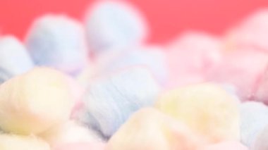 Kırmızı arkaplanda pamuk topları yakın plan