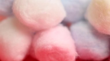 Kırmızı arkaplanda pamuk topları yakın plan