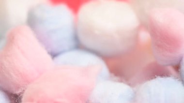 Kırmızı arkaplanda pamuk topları yakın plan