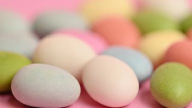 Pembe arka planda renkli bir sürahi.