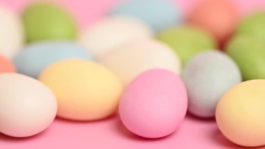 Pembe arka planda renkli bir sürahi.