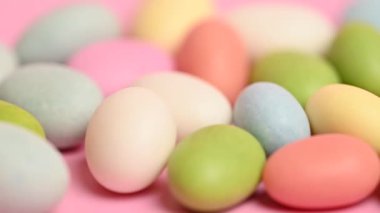 Pembe arka planda renkli bir sürahi.