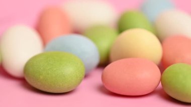 Pembe arka planda renkli bir sürahi.