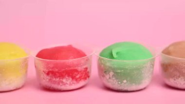 Japon mochi tatlısı, pembe arka planda yakın plan.