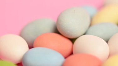 Pembe arka planda renkli bir sürahi.