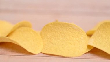 Patates cipsi arka planda kapanıyor