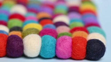 renkli yün topları kapat